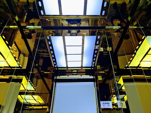 Thang máy Mitsu Nhật Bản -  Inox vàng gương